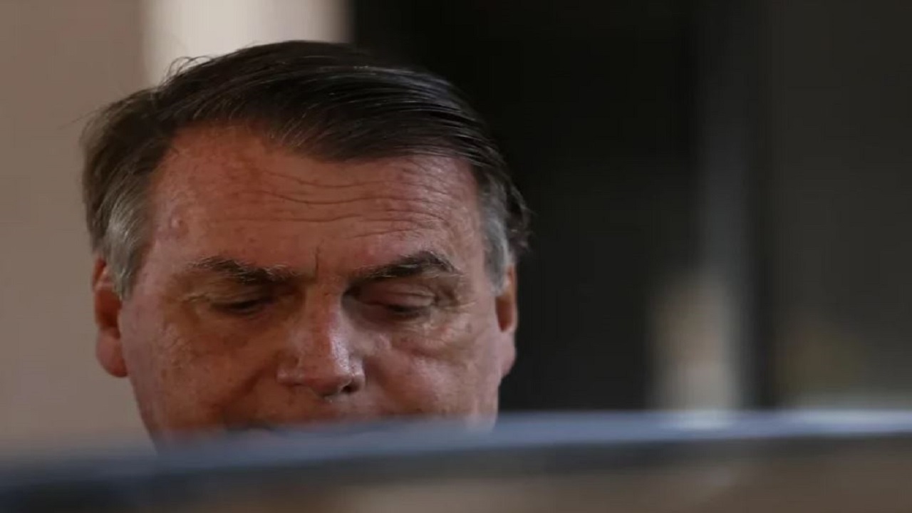 فيديو..رئيس البرازيل السابق يبكي بعد مداهمة الشرطة منزله