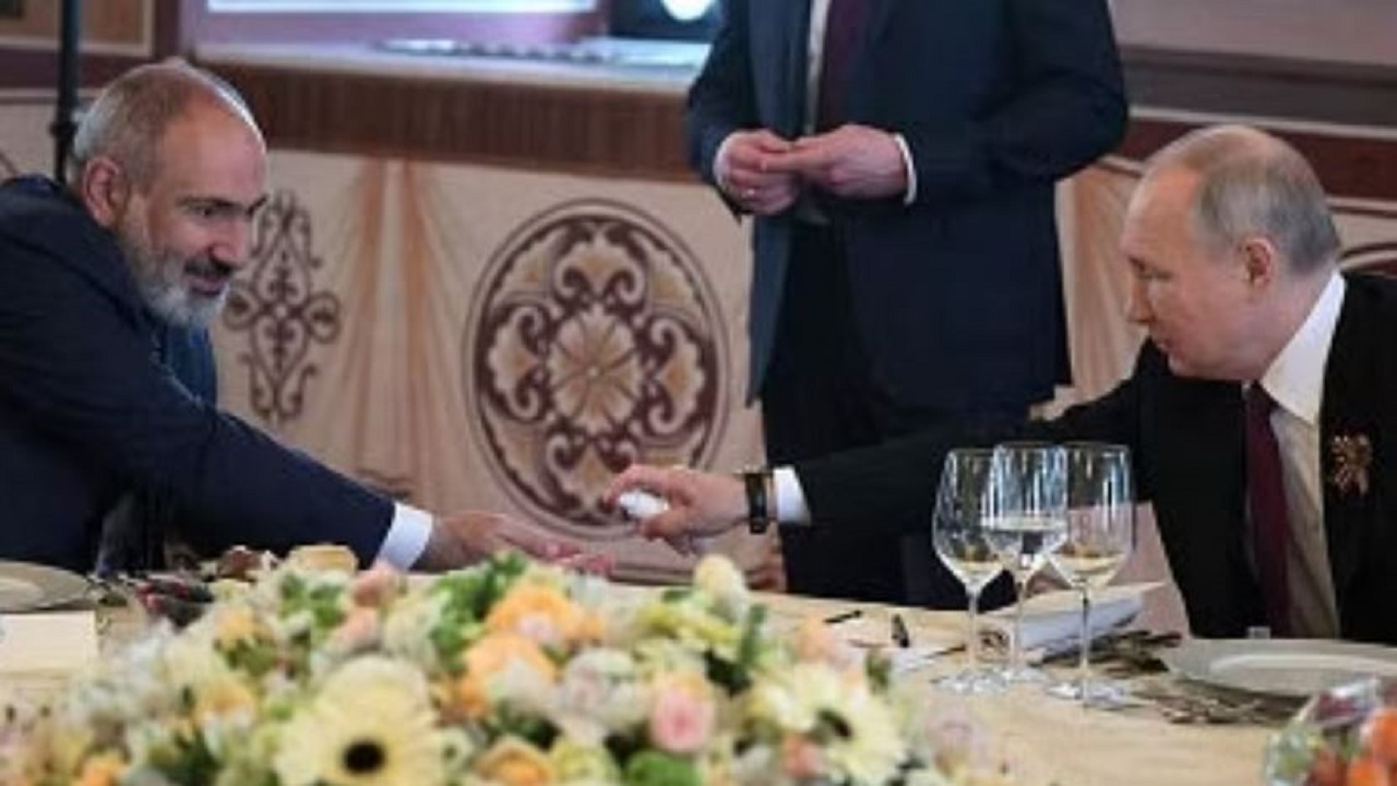 بوتين يعقم يدي رئيس وزراء أرمينيا في مشهد غير مألوف