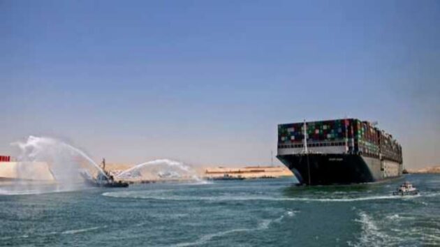 جنوح سفينة في قناة السويس وسط محاولات لتعويمها