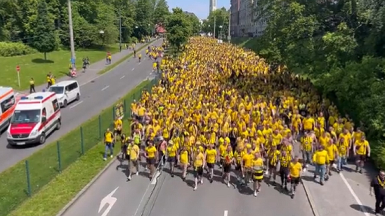حشد مهيب لجماهير بوروسيا دورتموند بشوارع ألمانيا.. فيديو