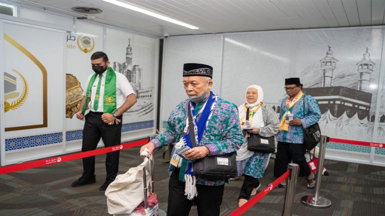 استقبال حجاج الهند وإندونيسيا في مطار الأمير محمد بن عبدالعزيز ..صور