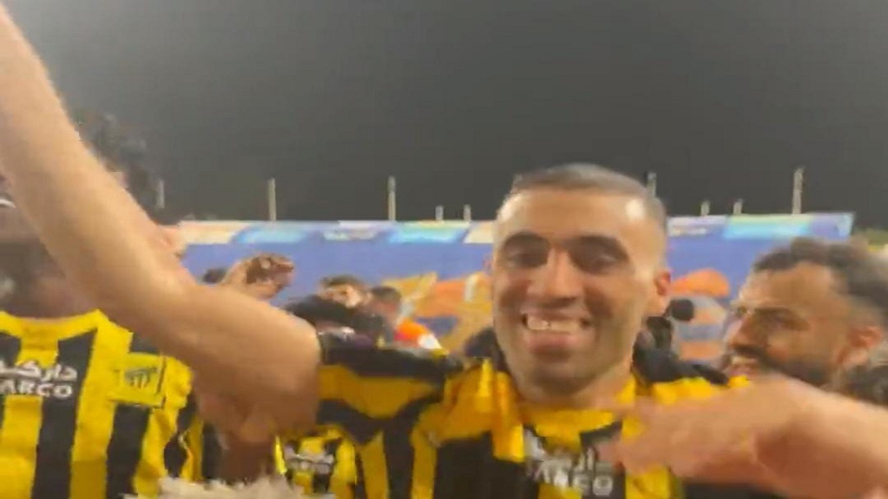 حمدالله يردد ‎سابو ليه مع اللاعبين بعد تحقيق لقب الدوري فيديو