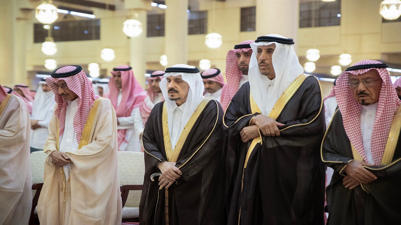 أمير الرياض يؤدي صلاة الميت على عبدالرحمن آل الشيخ (صور)