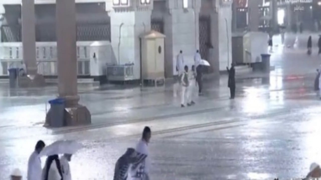 شاهد.. أمطار الخير تتساقط على المسجد النبوي في المدينة المنورة