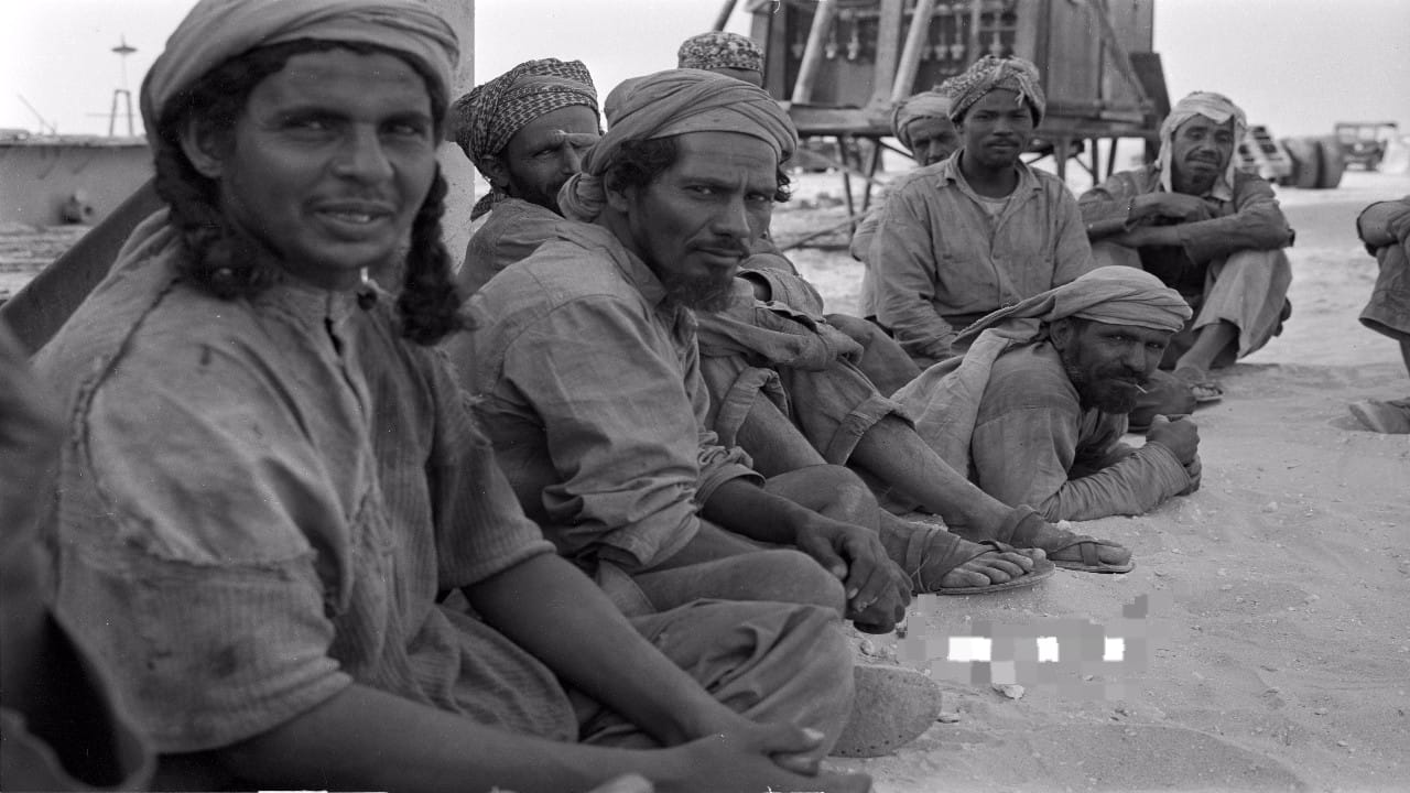 صورة نادرة تظهر عمالًا سعوديين أثناء أعمال الإنشاء لمنصة حفر بئر نفط بالأحساء