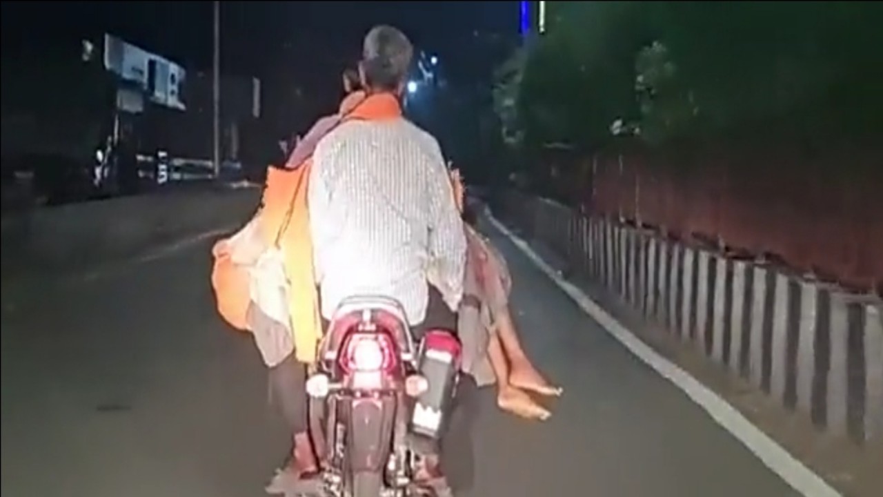 مشهد لأب ينقل جثة ابنته على دراجة نارية ليلا يثير ضجة
