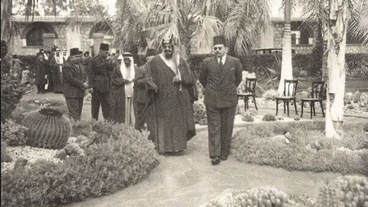 صورة تاريخية نادرة للملك عبدالعزيز رفقة الملك فاروق أثناء زيارته لمصر