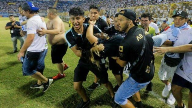 السلفادور تلغي دوري كرة القدم عقب حادثة التدافع الدموية السلفادور تلغي دوري كرة القدم عقب حادثة التدافع الدموية