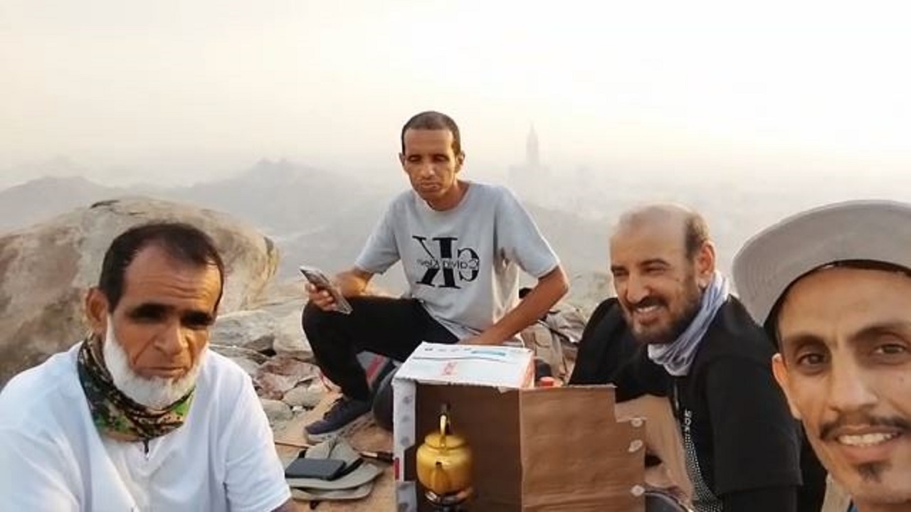 شباب عشاق الشوامخ يقيمون مأدبة عشاء بقمة جبل ثور بمكة .. فيديو