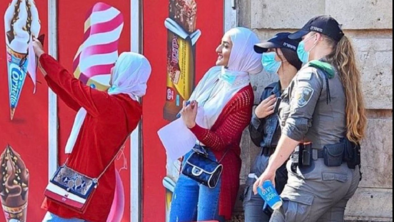 سلفي العشق يجمع فتيات فلسطينيات مع مجندة إسرائيلية