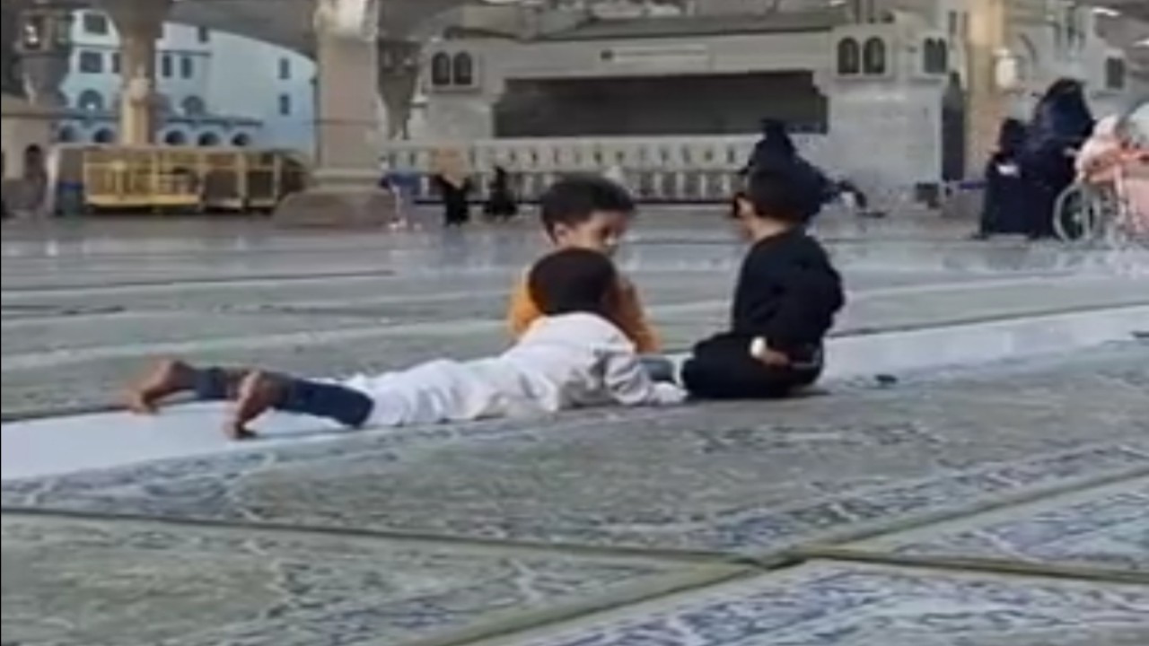 3 أصدقاء صغار يخطفون القلوب داخل المسجد النبوي.. فيديو