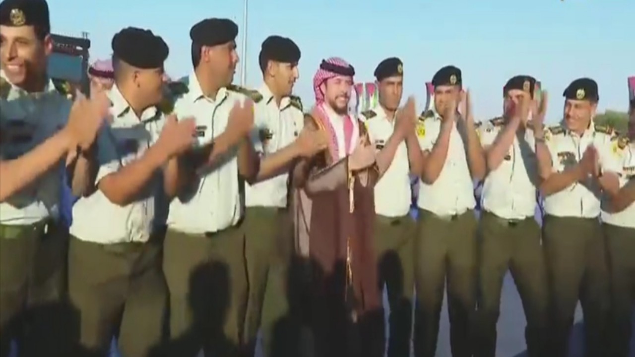 ولي العهد الأردني يشعل التواصل برقصة الدحية.. فيديو