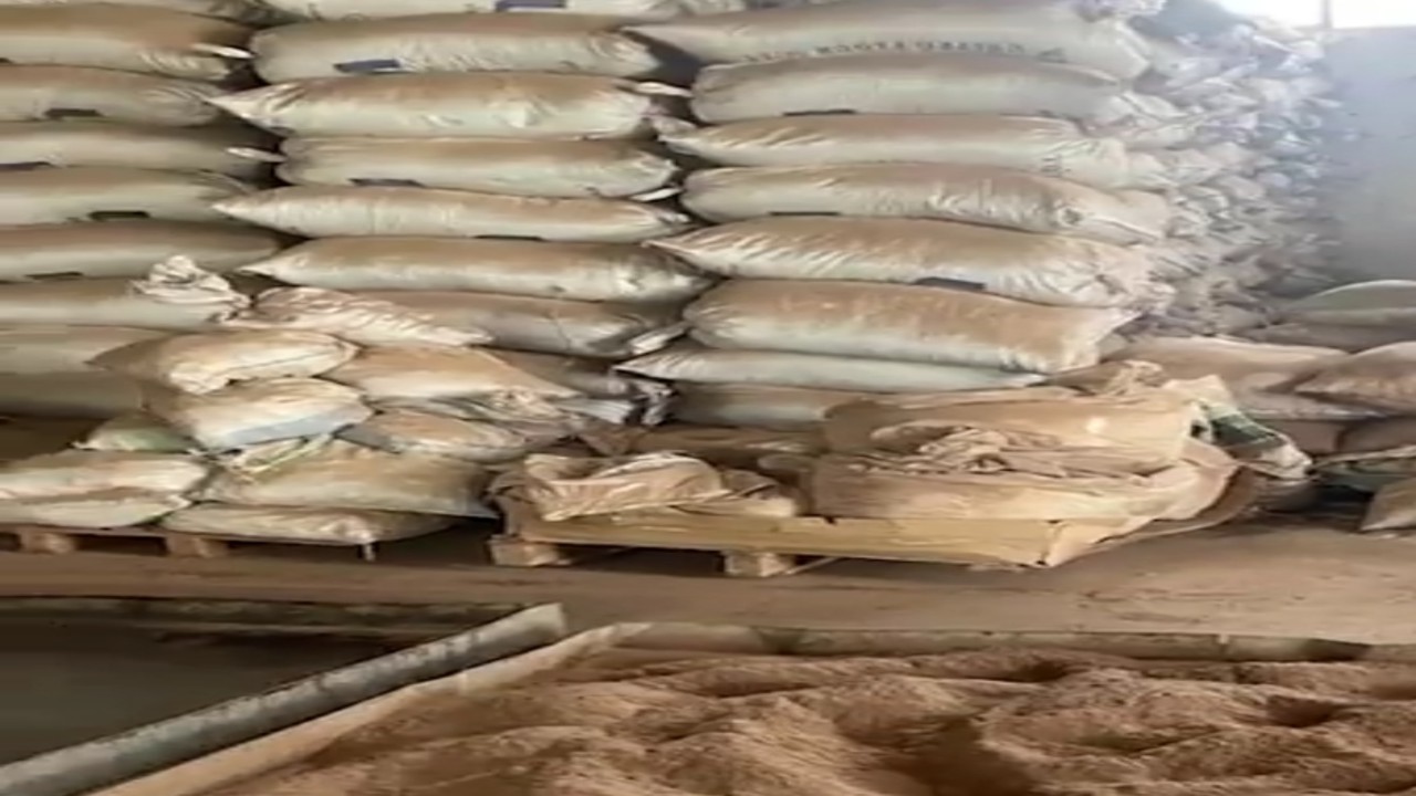 ضبط عمالة تصنع البخور من الخشب وتعيد تعبئة أرز فاسد وزيوت مجهولة.. فيديو