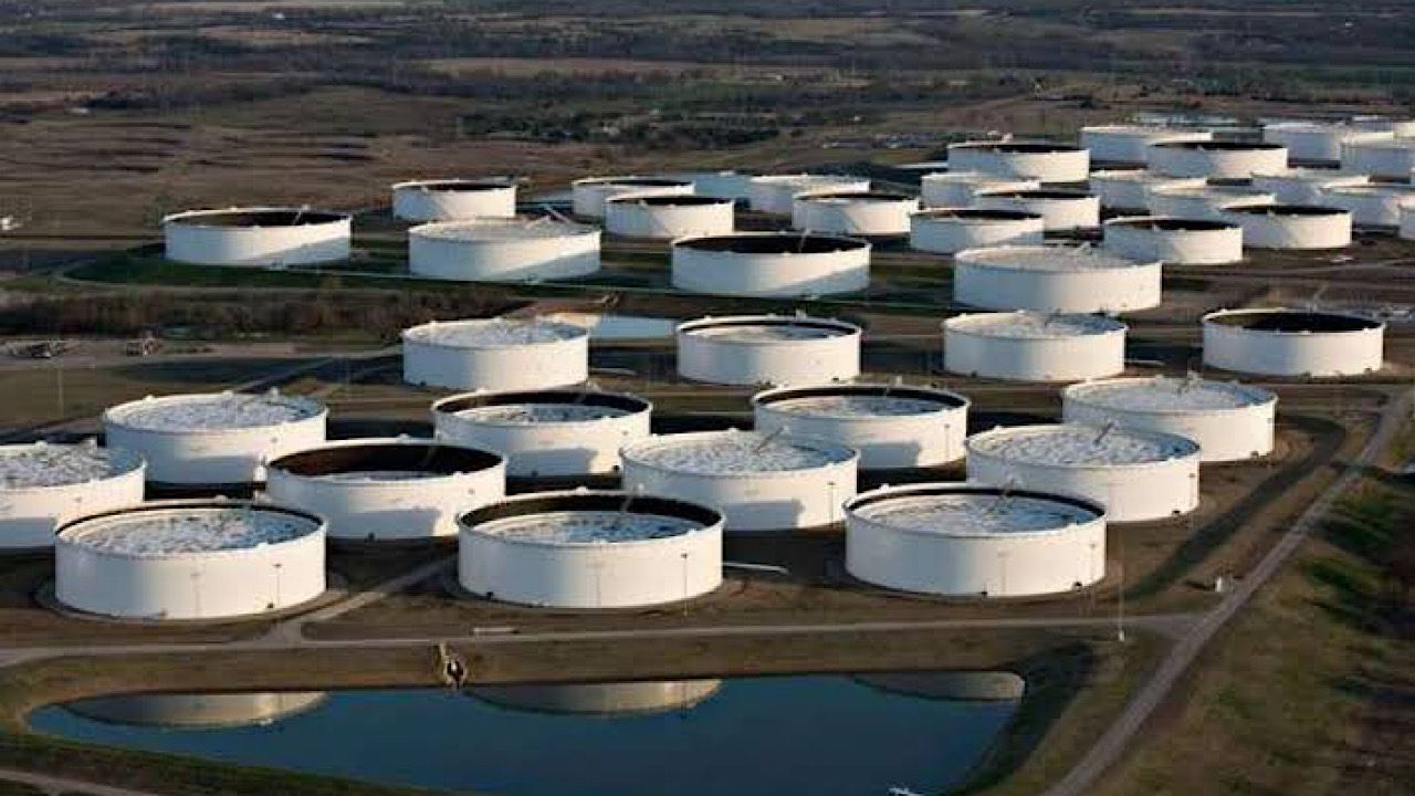 معهد البترول: انخفاض مخزون النفط الأمريكي وارتفاع البنزين