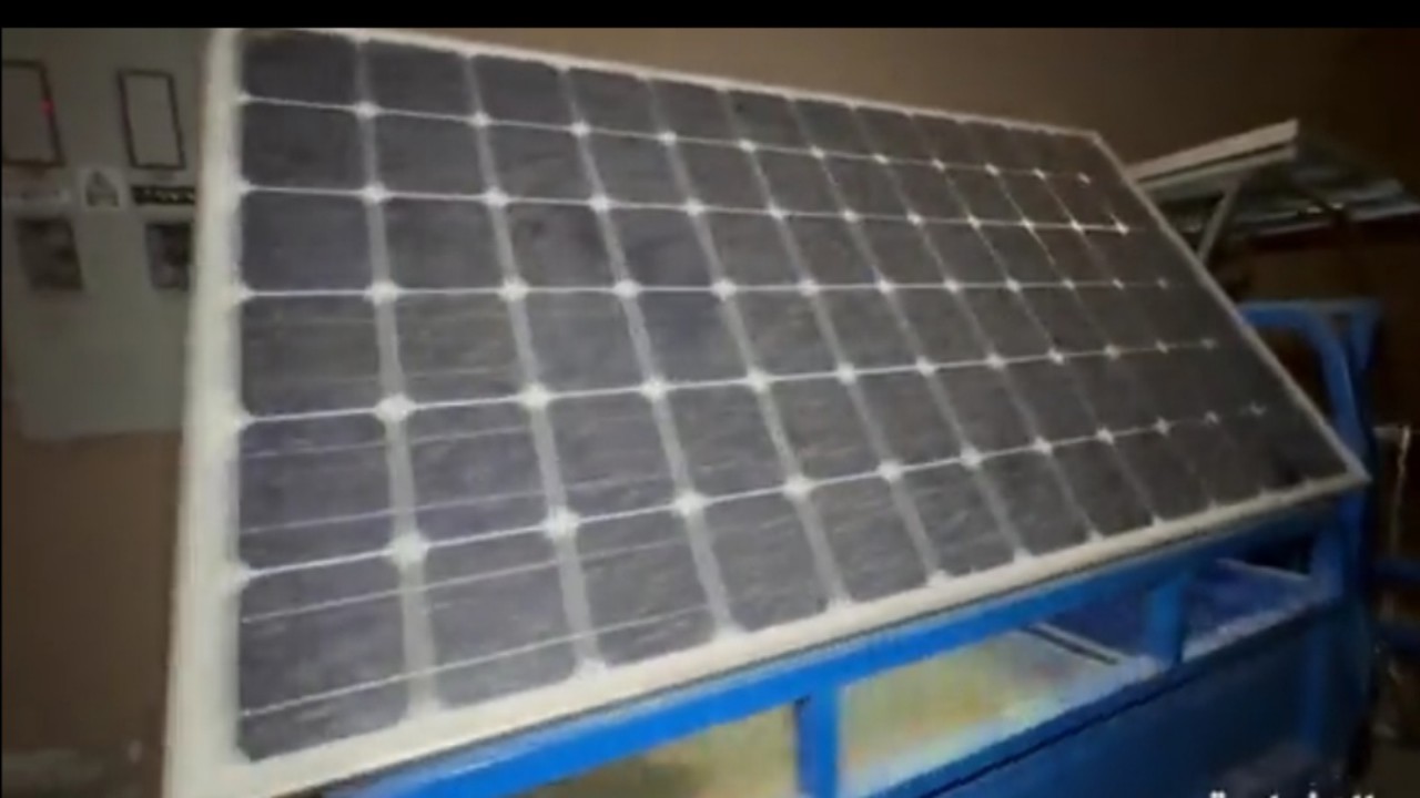 مواطن يحول الأجهزة الكهربائية في منزله إلى العمل بالطاقة الشمسية.. فيديو