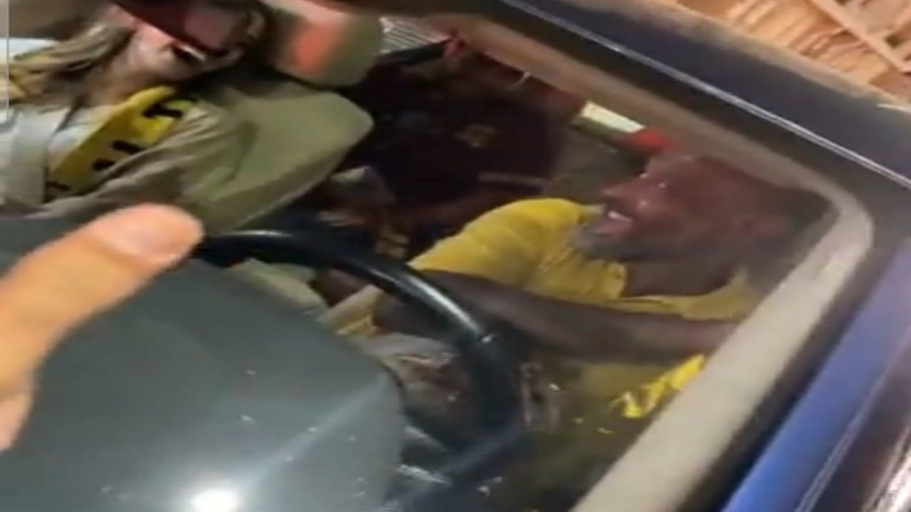 جماهير الاتحاد تحاصر سيارة نونو سانتو أثناء تواجده برفقة عائلته في جدة  ..فيديو 