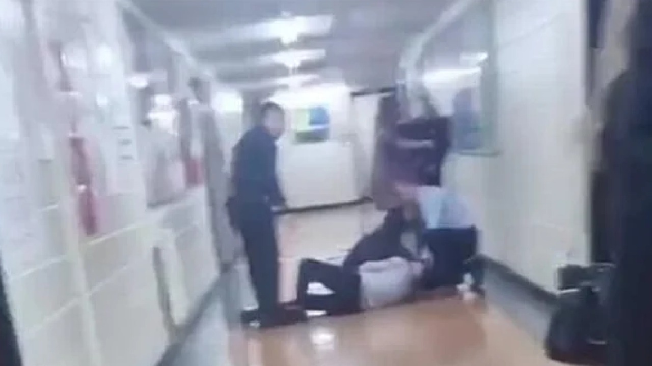طالب يضرب معلمه ويسقطه أرضا .. فيديو