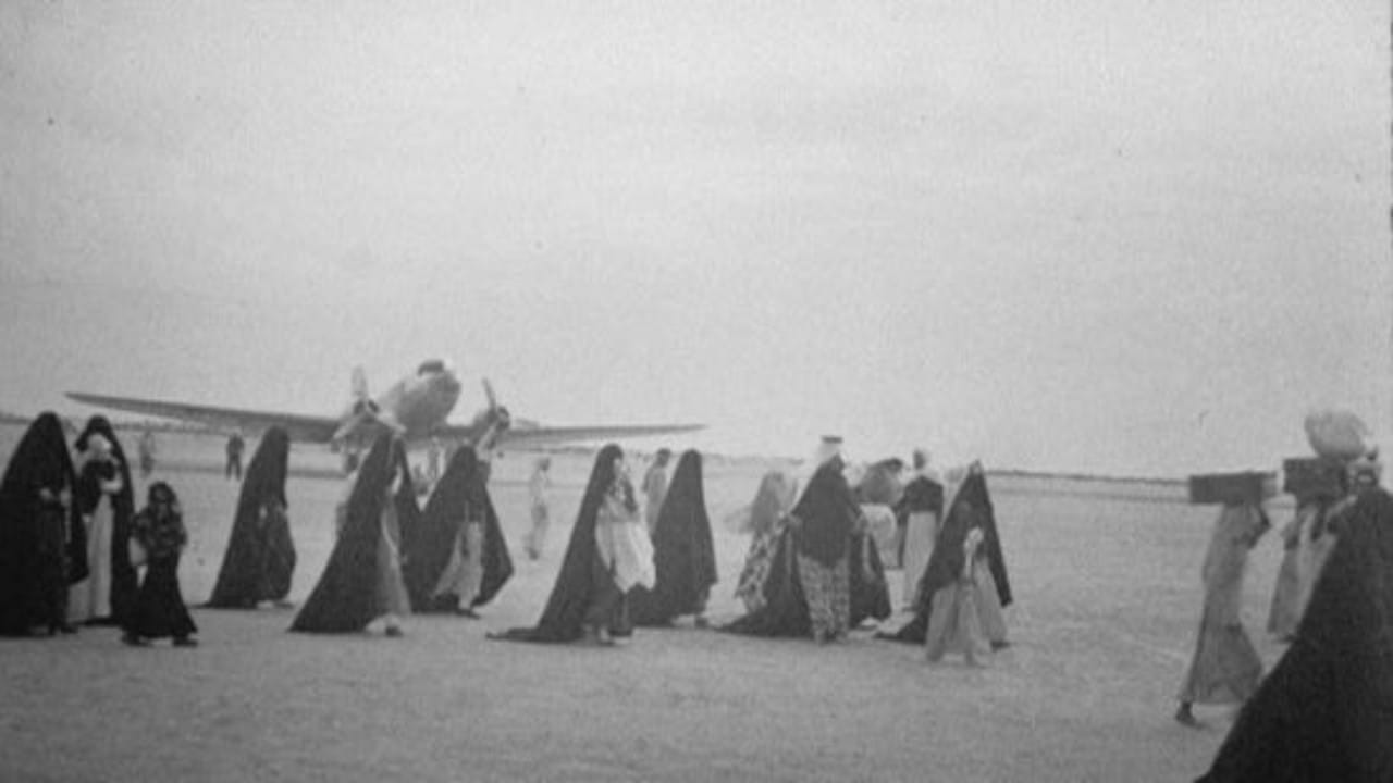 صور نادرة لسيدات سعوديات أثناء نزولهن من الطائرات قبل 70 عامًا