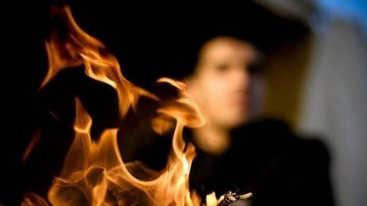اتهام شاب بإشعال النيران في والده وحرقه حتى الموت