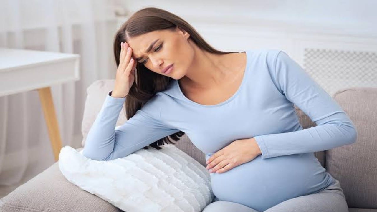 استشارية تكشف الفرق بين الحمل داخل الرحم أو خارجه في أول الحمل