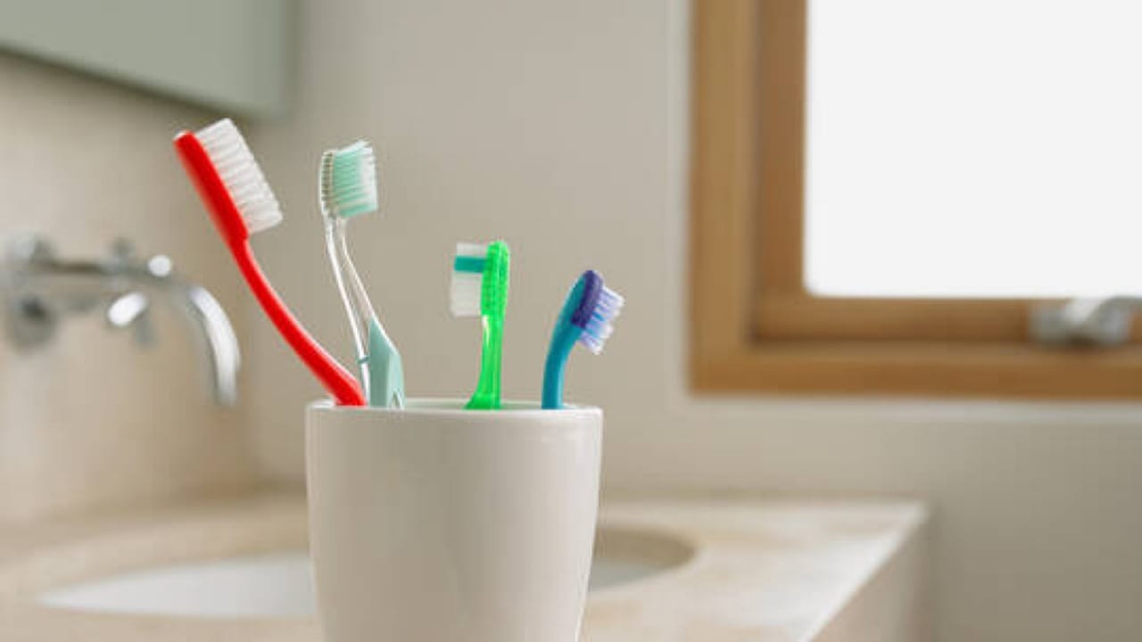 خطر قاتل يهدد نصف مستخدمي فرشاة الأسنان