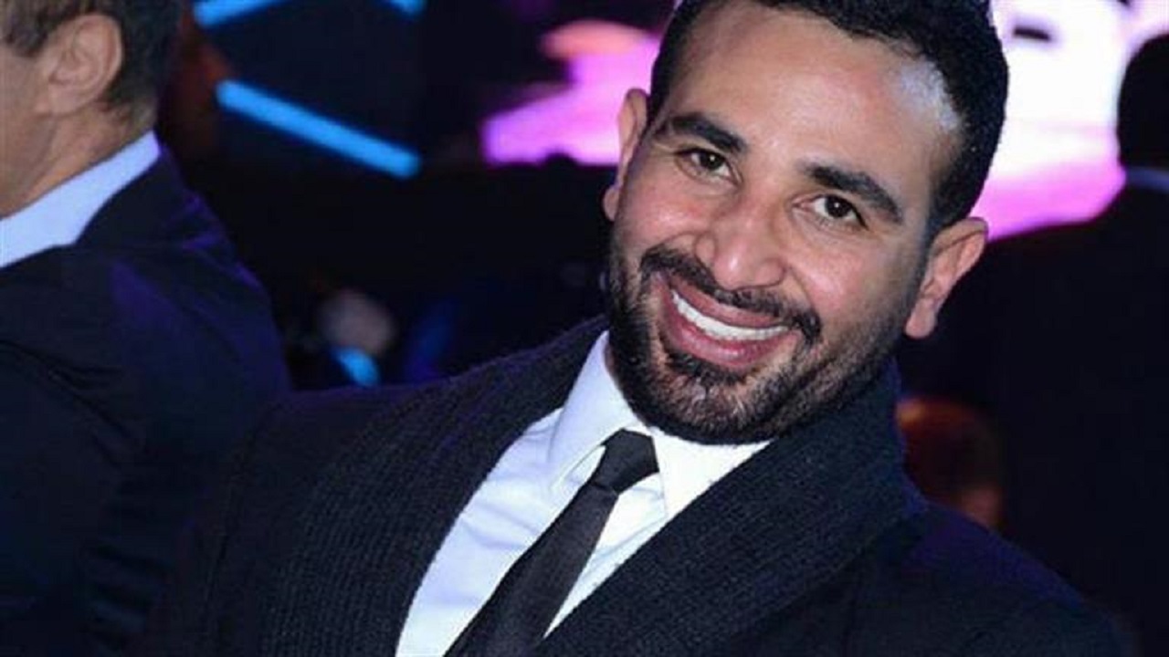 أحمد سعد يرتدي بدلة في حفل محمد منير بعد أزمة ملابسه