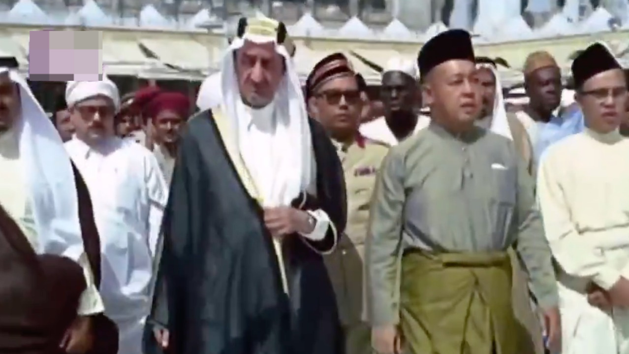 فيديو نادر للملك فيصل برفقة ملك ماليزيا قبل 52 عاماً