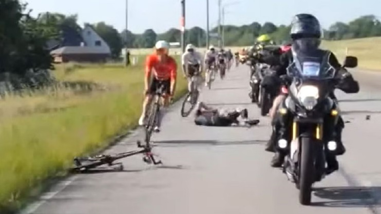 مقتل شخص بدراجة نارية في تصادم مع رياضي خلال سباق..فيديو