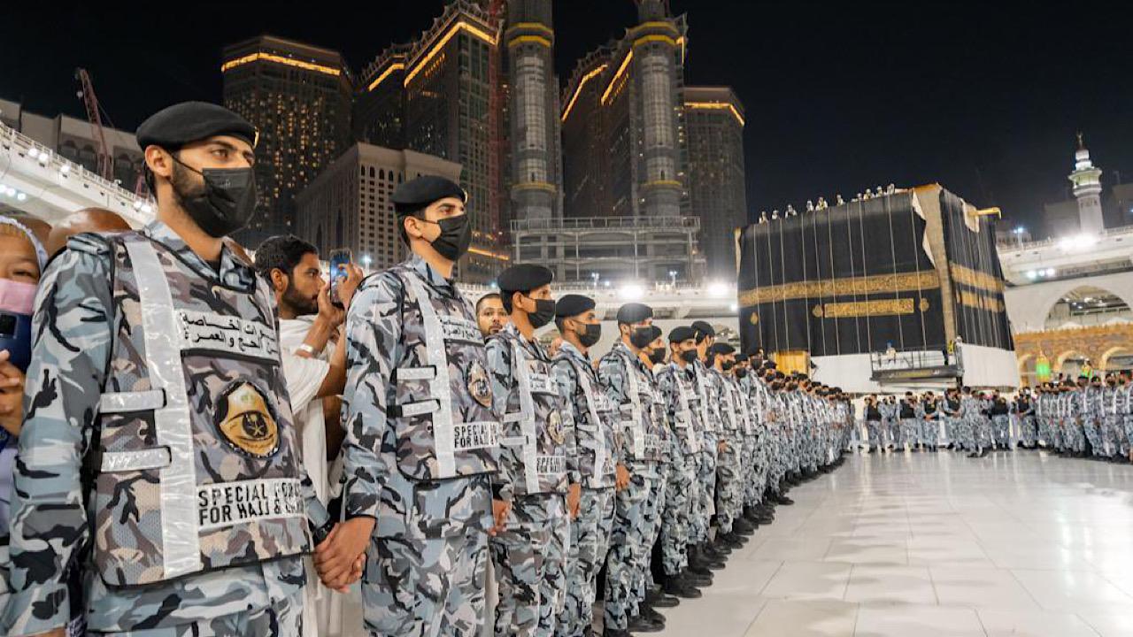 رجال أمن الحرم المكي في مشهد عظيم أثناء تغيير ثوب الكعبة المشرفة