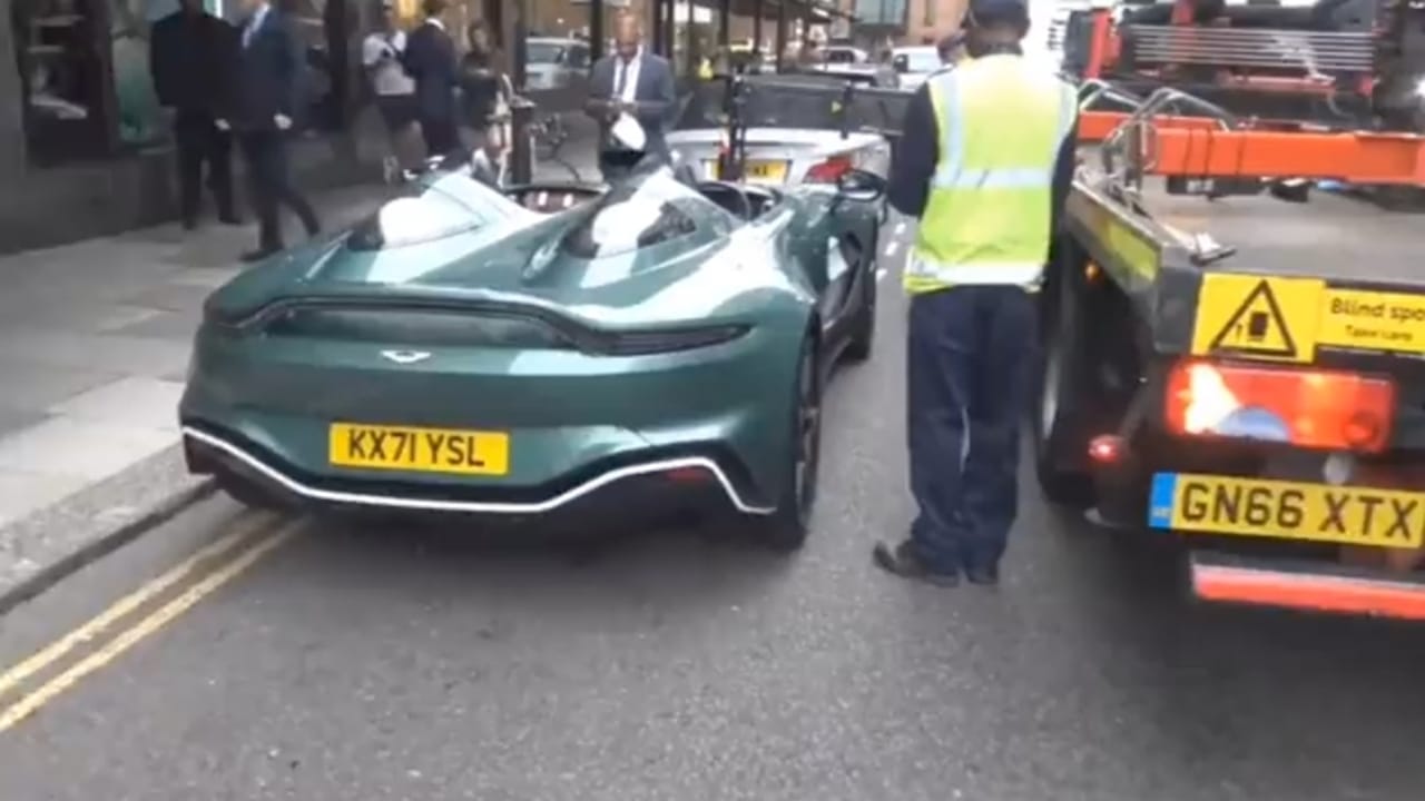 عقوبة صادمة لشاب ثري اوقف سيارته في أحد شوارع لندن.. فيديو