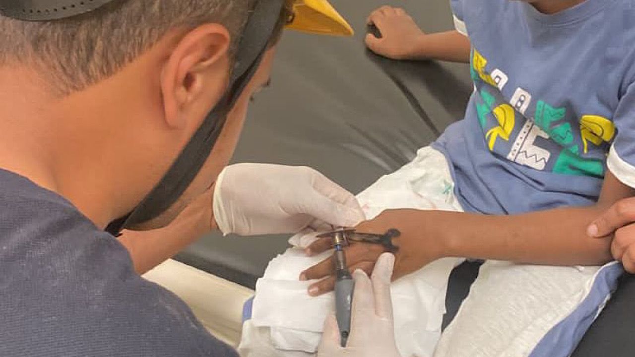 مدني القنفذة ينقذ طفل علق إصبعه في قطعة معدنية