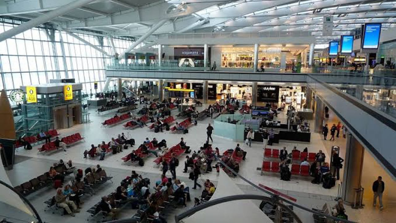إضراب الموظفون يتسبب في تعطيل بالرحلات الجوية بأحد مطارات لندن .. فيديو