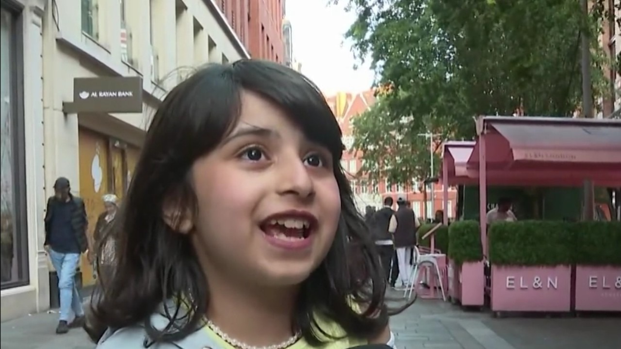 طفلة سائحة في لندن: ما في أحلى من موسم الرياض.. فيديو