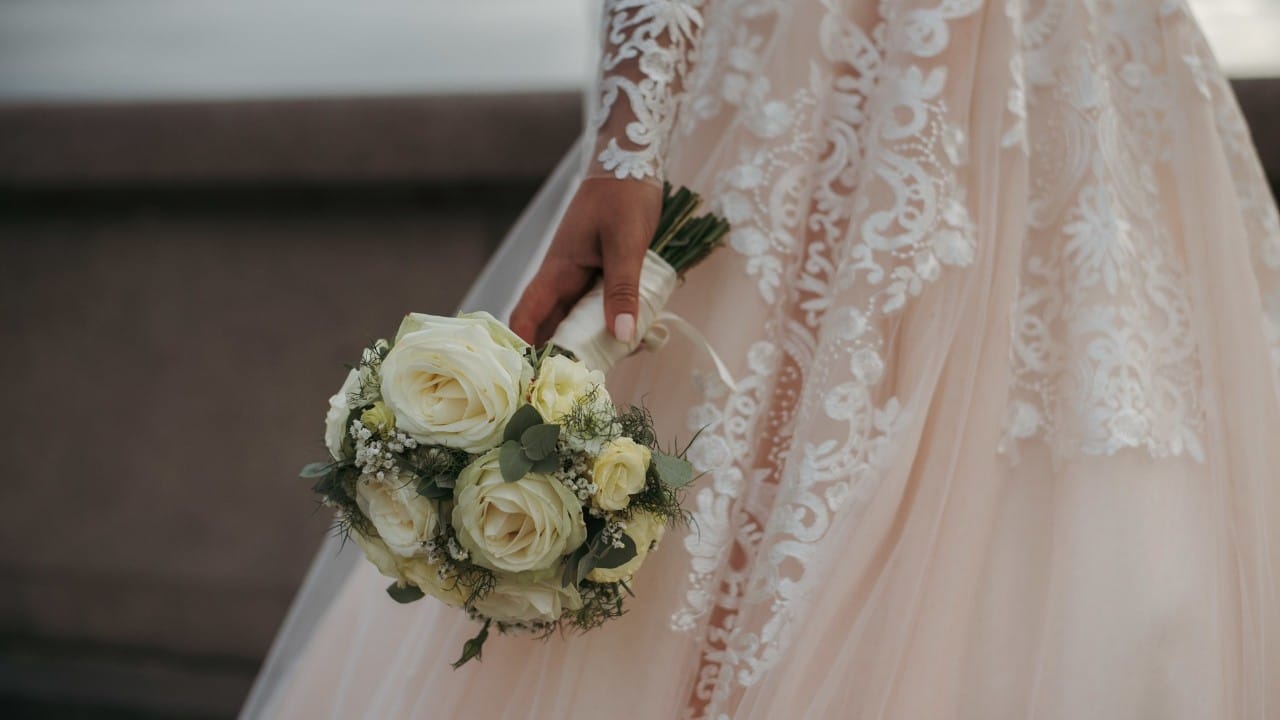 سائق يسرق فستان عروس قبل زفافها بأسبوع