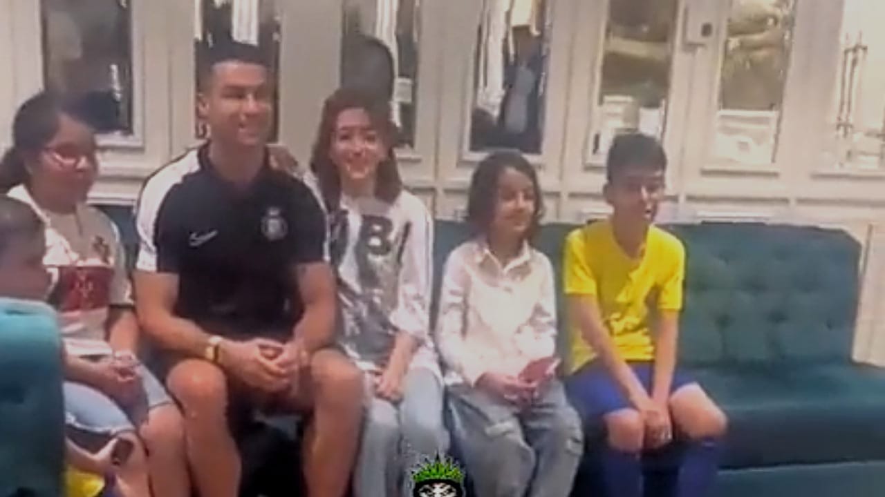 تواضع رونالدو مع أطفال إيرانيين .. فيديو