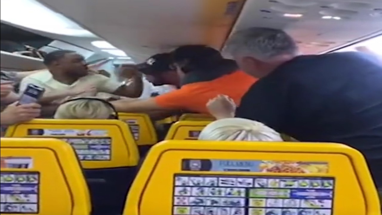 اشتباكات عنيفة بين مسافرين على متن طائرة بسبب المقعد .. فيديو