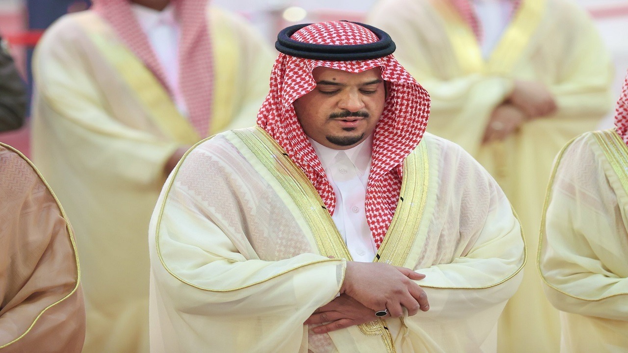 نائب أمير الرياض يؤدي صلاة الميت على هند آل إبراهيم