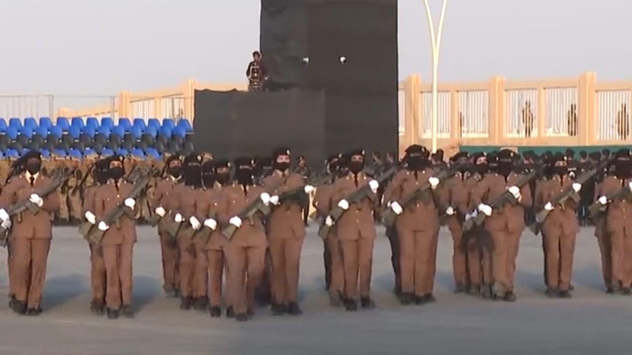مجندات سعوديات يشاركن في مسيرة الاحتفالات باليوم الوطني الـ 93..فيديو