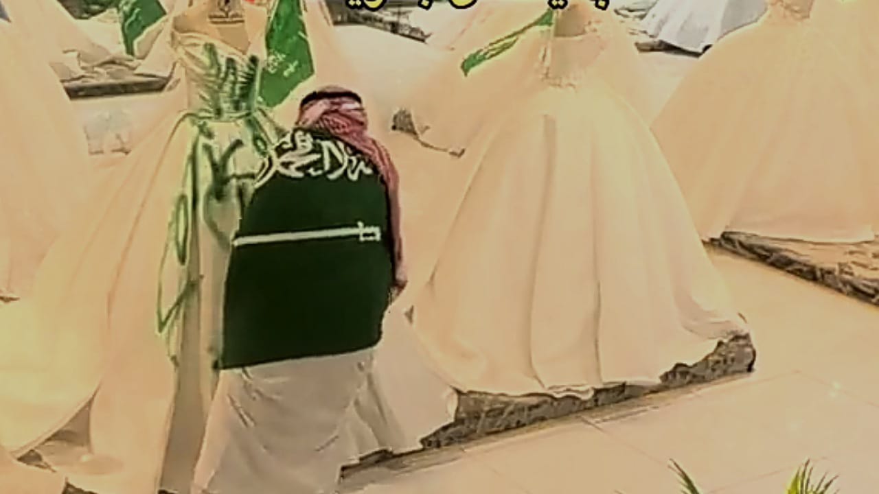 شاب يحتفل باليوم الوطني بتلوين فساتين زفاف باللون الأخضر .. فيديو