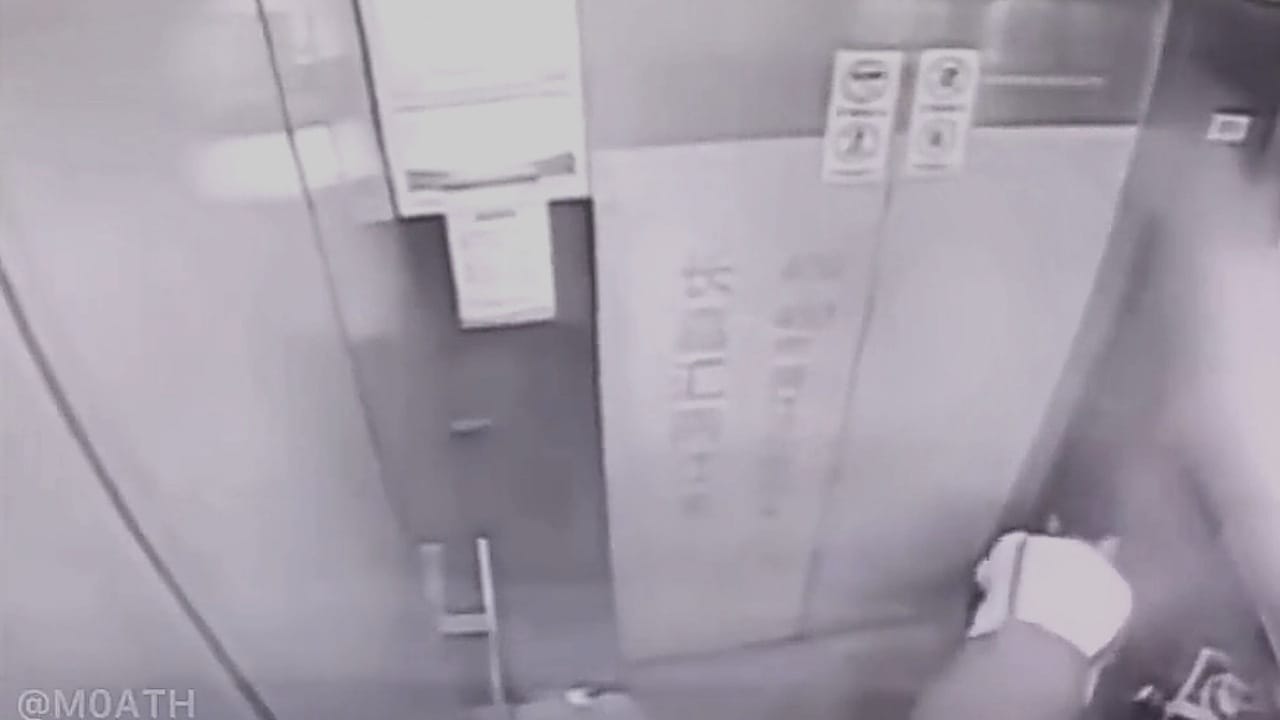 فتاة تنجب رضيعها في المصعد وتلقيه في سلة القمامة .. فيديو