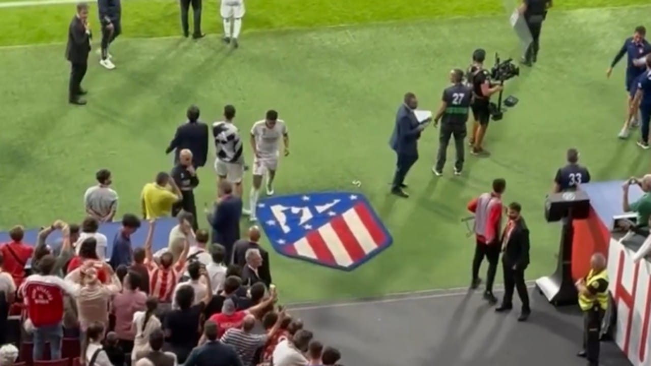 بيلينغهام يرفض وضع قدميه فوق شعار أتلتيكو مدريد .. فيديو