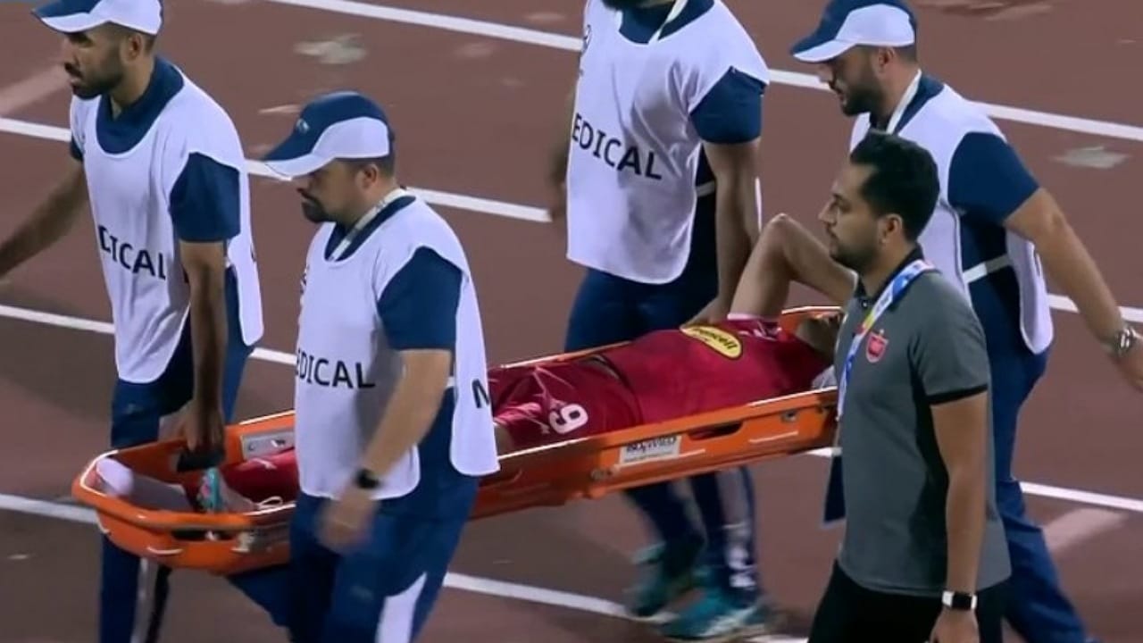 سقوط لاعب الفريق الإيراني بسبب سوء أرضية الملعب .. فيديو