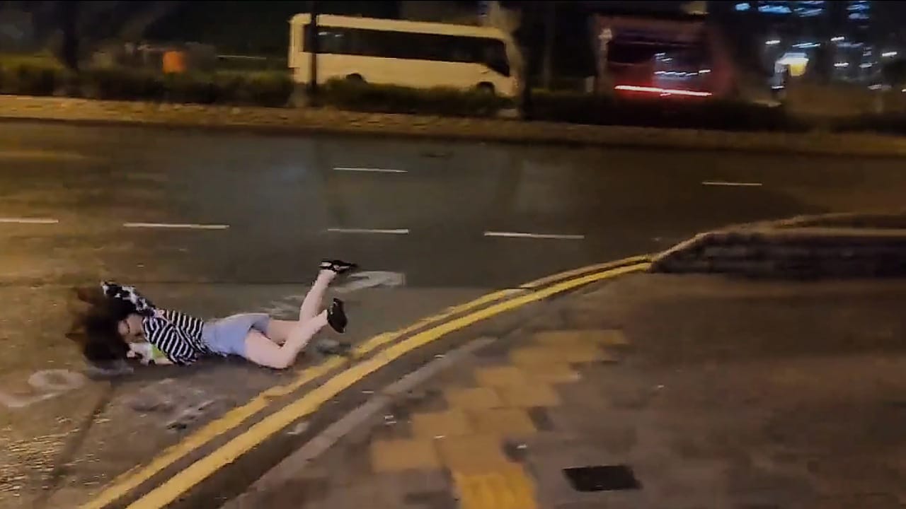 فتاة تصطدم بالأرض بسبب قوة الرياح في هونج كونج  .. فيديو