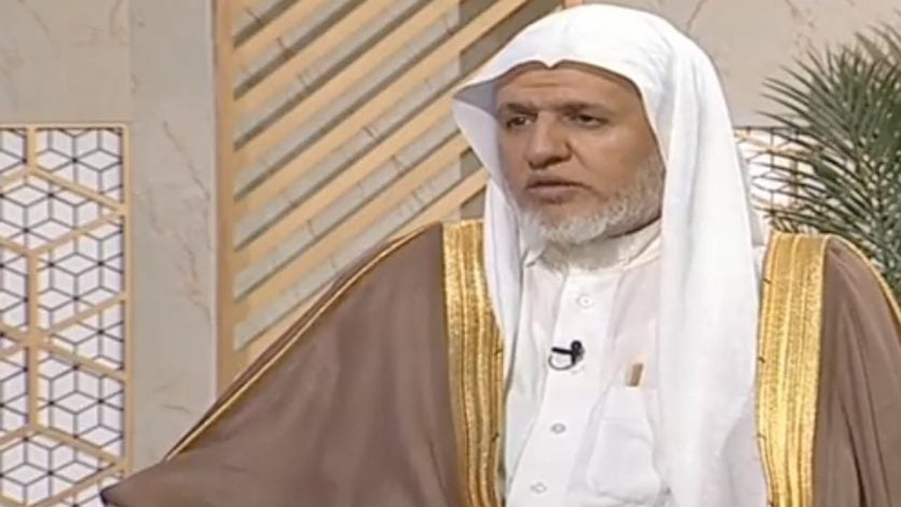 الشبل يوضح حكم ارتداء المرأة المحرمة اللثام .. فيديو