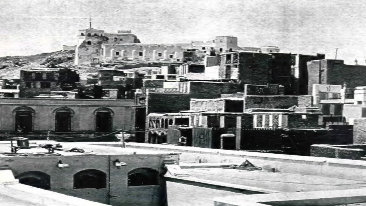 صورة قديمة لحي عند سفح جبل قبيس بمكة
