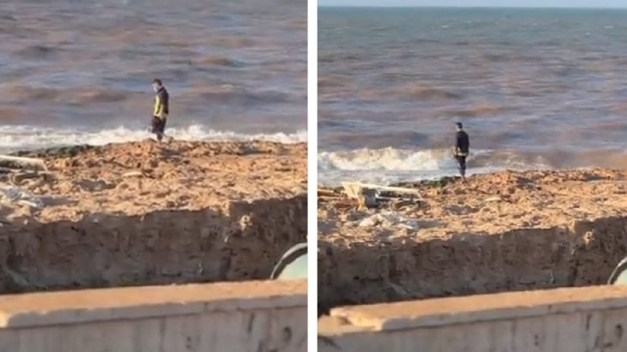 مواطن ليبي ينتظر البحر منذ عدة أيام أن يقذف عائلته .. فيديو