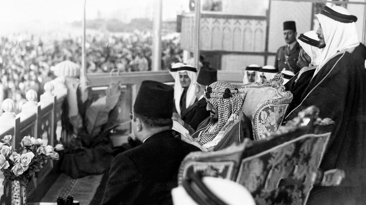 حضور الملك عبدالعزيز والملك فاروق لسباق الخيل قبل 74عامًا ..صورة