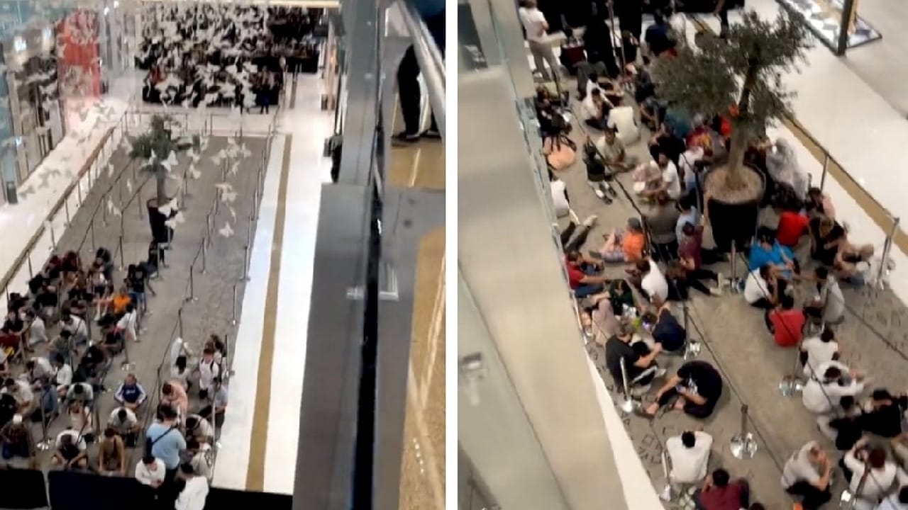 طوابير من الأشخاص على متجر أبل لشراء آيفون 15 في دبي.. فيديو