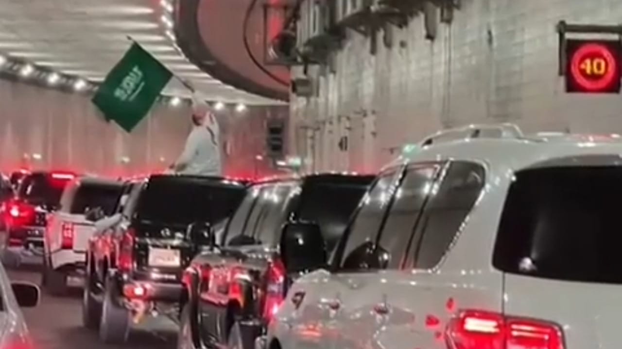 عشرات السيارات الإماراتية تتجه للمملكة للاحتفال باليوم الوطني..فيديو