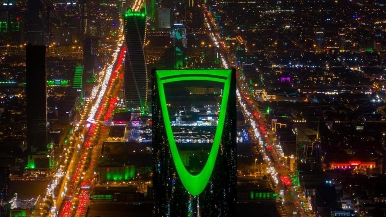 أبراج الرياض تزدان باللون الأخضر بمناسبة اليوم الوطني الـ 93